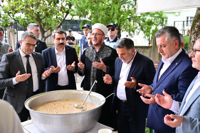 Yıldırım Belediye Başkanı Oktay Yılmaz, Samanlı Mahallesi'nde vatandaşlarla buluşarak aşure dağıttı