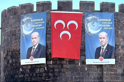Diyarbakır Surlarına Devlet Bahçeli pankartı asıldı! "Kardeşlik Kalbimizde, Gelecek Aklımızda"