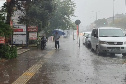 Bursa'da aniden bastıran sağanak hayatı felç etti!