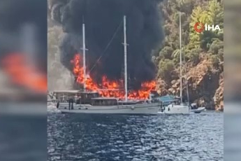Fethiye açıklarında gezi teknesi alev aldı!