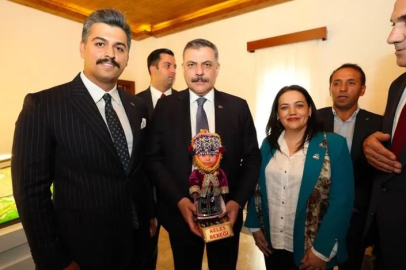 Bakan Çiftçi'ye Malazgirt'te anlamlı Keles Bebeği hediyesi!