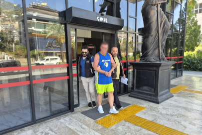 Alanya’da Türk bayrağına tükürdü. Cezaevinin yolunu tuttu!