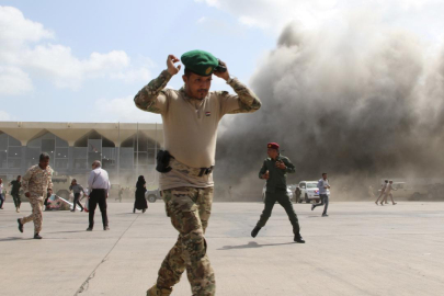 Yemen’de tansiyon yükseldi: Savunma Bakanı’nın konvoyu vuruldu!