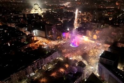 Ülkeyi bayram yerine çevirdiler! 12 yıllık yönetimi yıktılar!