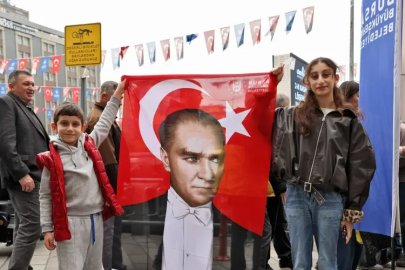 Büyükşehir’den Bursalılara Türk bayraklı Atatürk posteri